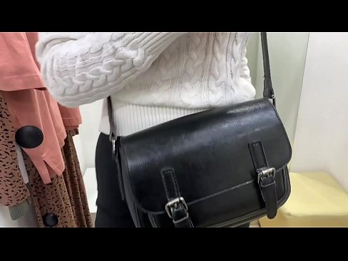 ❤️ Фитинг бөлмөсүндө жаш канчык FeralBerryди дилдо менен коомдук мастурбациялоо ❤ Порно боюнча бизде ️❤